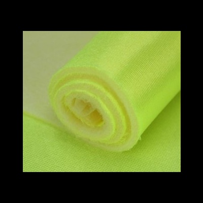 Rolo de tecido amarelo fluorescente com textura suave