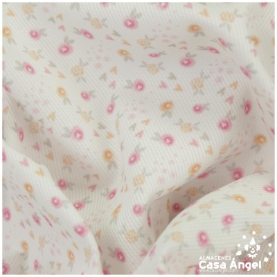 Tecido branco com flores pequenas rosa e amarelo, textura ondulada