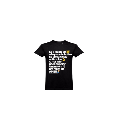 T-shirt preta com texto e emojis de sol, lua e mãos em oração