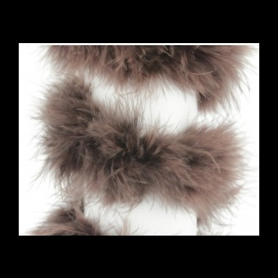 Pluma cinza fofa sobre fundo branco