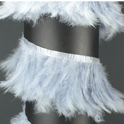 Conjunto branco de penas com faixa branca exibido em estrutura preta