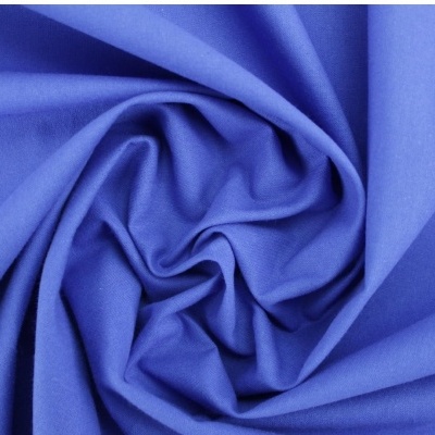 tecido azul roxo com textura lisa enrolado em espiral