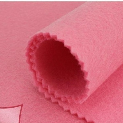 Tecido de feltro cor-de-rosa com bordas recortadas em zig-zag