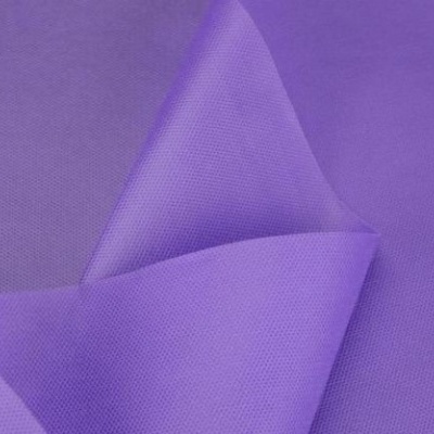 tecido roxo com dobras e textura fina