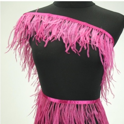 Faixa decorativa de penas cor-de-rosa num manequim preto