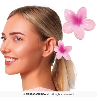 Mulher loira com acessório de cabelo em flor cor-de-rosa