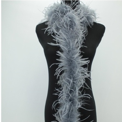 Echarpe com penas cinzentas em manequim preto