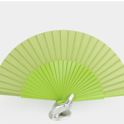 leque verde claro em base metálica de mão