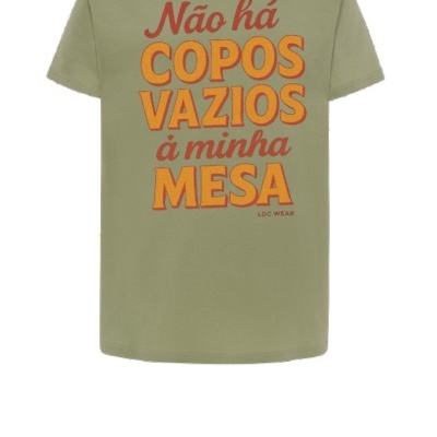 T-shirt verde-oliva com texto estampado em laranja e castanho