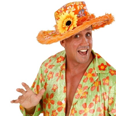 Homem com camisa florida verde e chapéu laranja decorado com flores