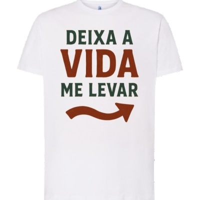 T-shirt branca com texto impresso verde e castanho e seta