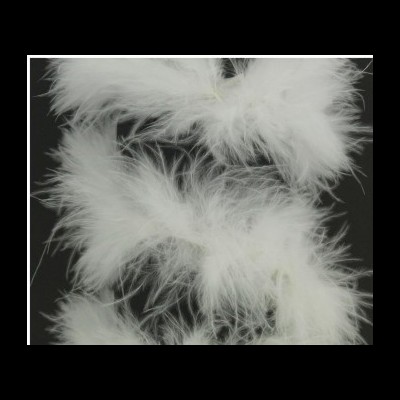 Colar ou adorno de penas brancas sobre fundo preto