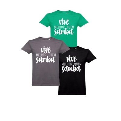 Três t-shirts coloridas com texto branco