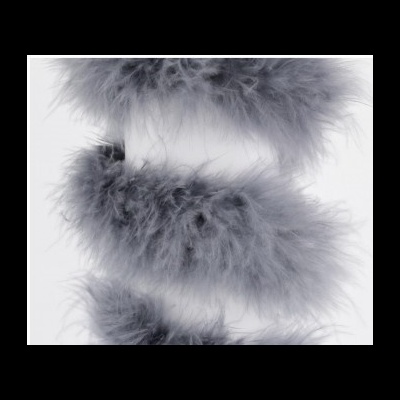 Fitas felpudas cinza claro em espiral sobre fundo branco