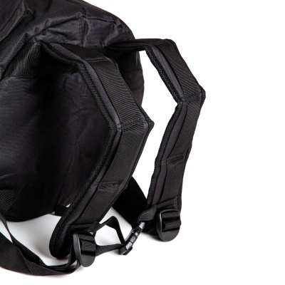 Mochila preta com alças acolchoadas e fechos plásticos