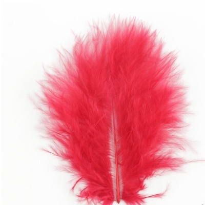 Pena vermelha decorativa com textura macia e plumagem densa