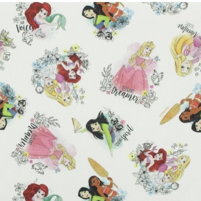 tecido branco com padrão de princesas Disney e texto em inglês