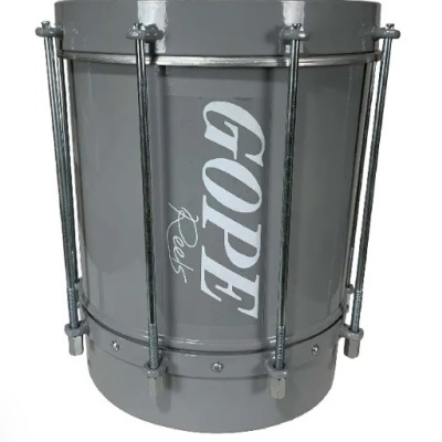 Tambor cinzento de percussão com texto GOPE Rock