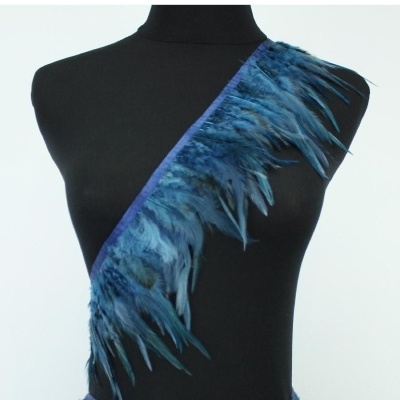 Bandolete azul com penas em manequim preto