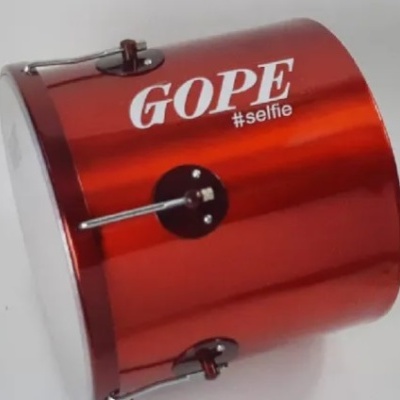 Tambor metálico vermelho com texto branco 'GOPE' e '#selfie'