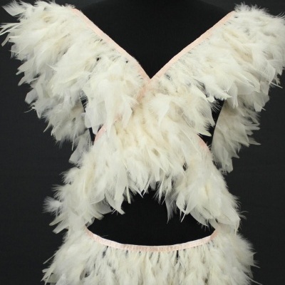 Colete decorativo de penas brancas com detalhes em fita cor-de-rosa