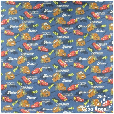 Tecido azul com carros animados e textos relacionados ao filme Cars.