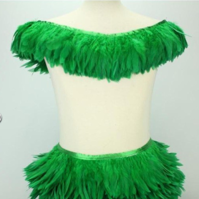 Conjunto verde de fantasia com penas em manequim branco