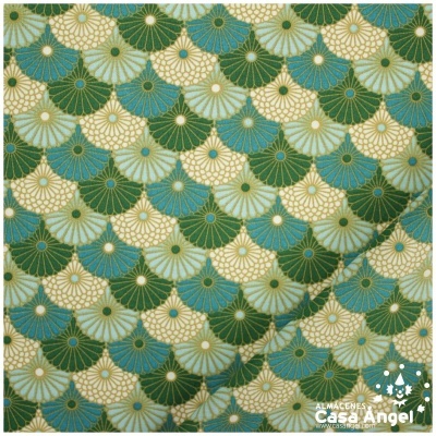 Tecido com padrão de leques em verde, azul, bege e dourado