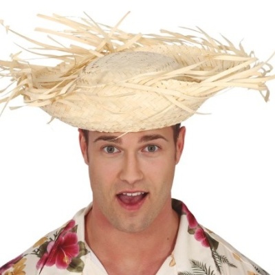 Homem a usar chapéu de palha com franjas e camisa florida