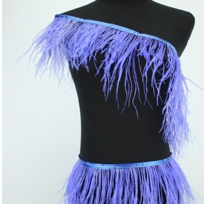Franja decorativa roxa com penas em manequim preto