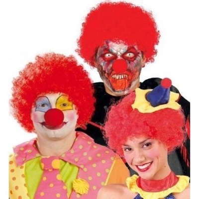 Três pessoas com perucas vermelhas encaracoladas e maquilhagem de palhaço num fundo branco