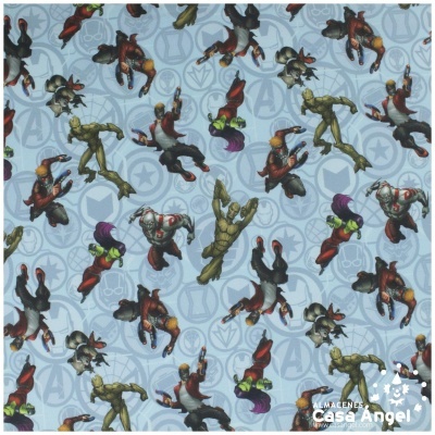 Tecido azul com padrão repetido dos Vingadores em ação