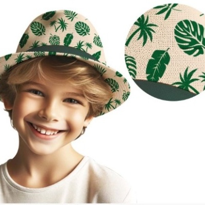 Criança com chapéu estampado de folhas verdes tropicais