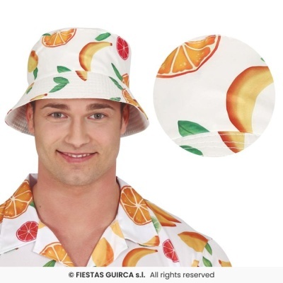 Chapéu de tecido branco com padrão de frutas e camisa combinando