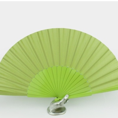 Leque verde com base prateada em forma de mão