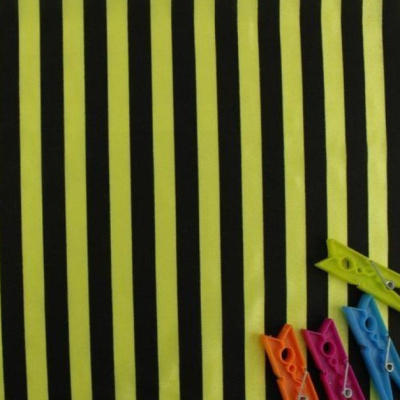 Tecido listrado a preto e amarelo com molas coloridas