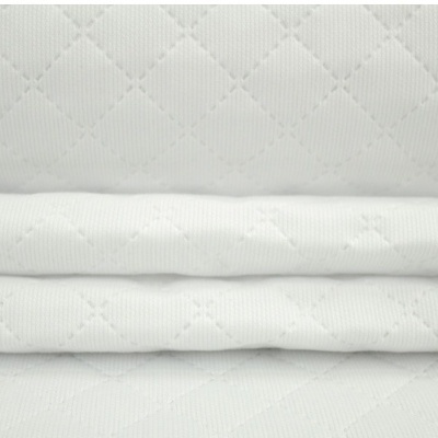 Tecido branco acolchoado com padrão de diamantes e relevo