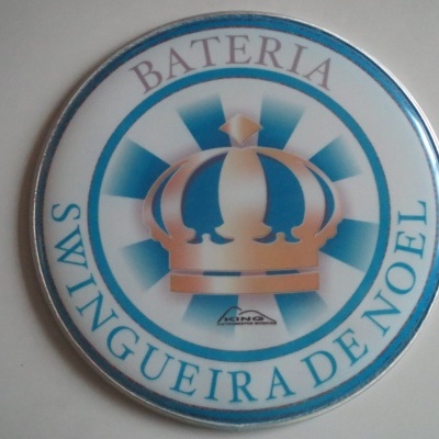 Pandeiro branco com borda metálica e coroa azul e castanha com texto