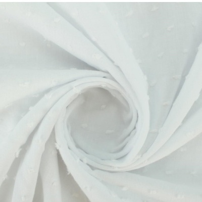 Tecido branco com pequenos pontos em relevo mostrado em dobra enrolada