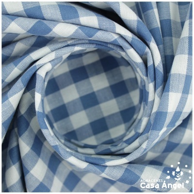 Tecido azul e branco aos quadrados enrolado em espiral com logótipo Casa Angel