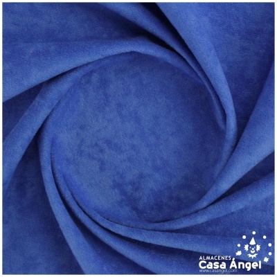 Tecido azul de veludo enrolado com dobras