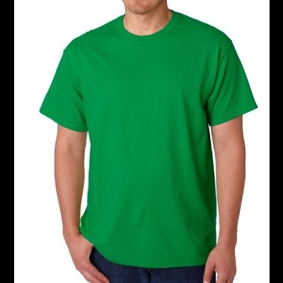 Camiseta verde de manga curta em modelo masculino com calças de ganga azul
