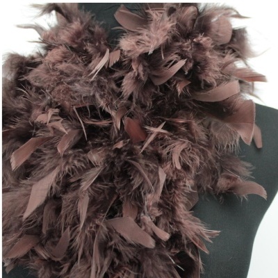 Cachecol castanho de penas sobre manequim preto