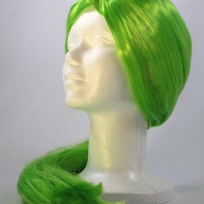 Peruca sintética verde fluorescente num manequim branco