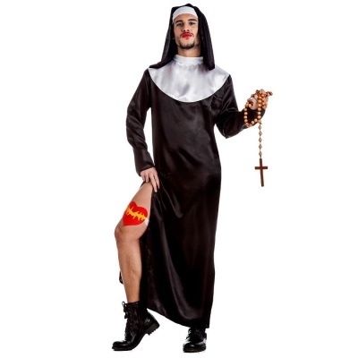 Homem vestido de freira preto com gola branca e terço, com tatuagem na perna e botas pretas