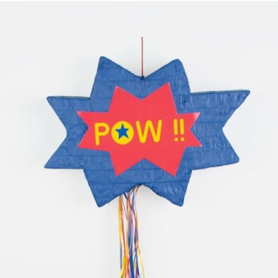 Piñata em forma de estrela azul e vermelha com texto POW e fitas coloridas
