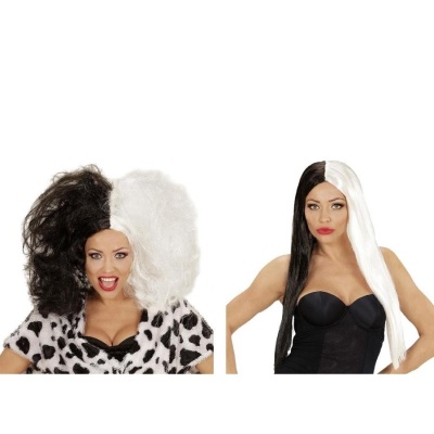 Duas mulheres com perucas metade preta metade branca, uma com casaco de padrão pele de vaca e outra com roupa preta