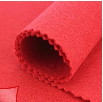 Tecido vermelho com bordas em zig-zag enrolado