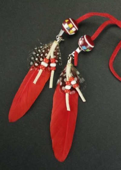 Brincos com penas vermelhas, contas coloridas e cordão vermelho