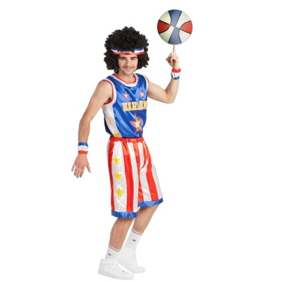 Homem com fato de basquetebol com padrões de estrelas e riscas, a girar bola no dedo